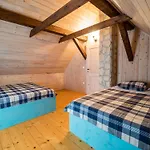 بيت للعطل Serene Rustic Haven With Sauna - Two Bedroom With Sauna